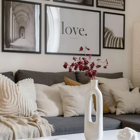 Casadeco Inspired Minimalist W/ New York Cafe Views Apartment *