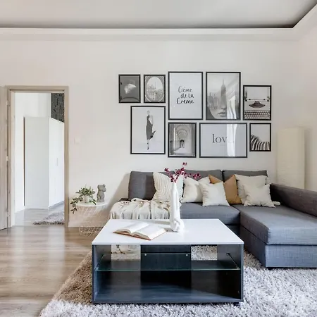 Casadeco Inspired Minimalist W/ New York Cafe Views Apartment Budapest