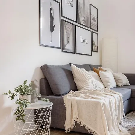 Casadeco Inspired Minimalist W/ New York Cafe Views Apartment *