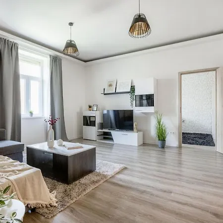 Apartment Casadeco Inspired Minimalist W/ New York Cafe Views *