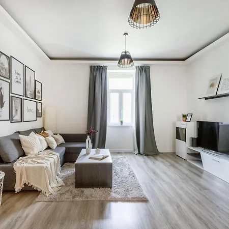 Casadeco Inspired Minimalist W/ New York Cafe Views Apartment *