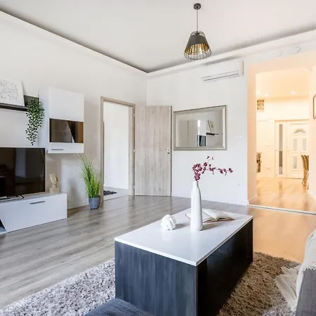 Casadeco Inspired Minimalist W/ New York Cafe Views Budapeszt
