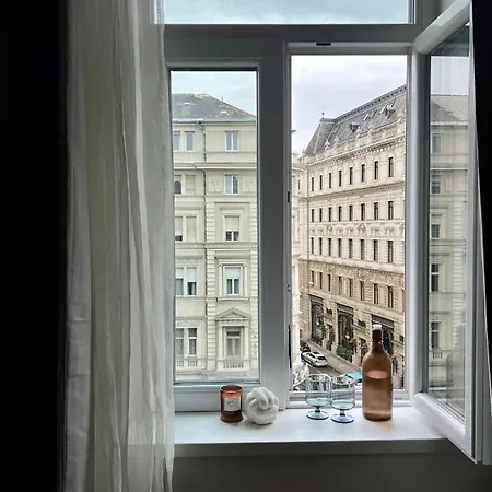 Casadeco Inspired Minimalist W/ New York Cafe Views Apartment