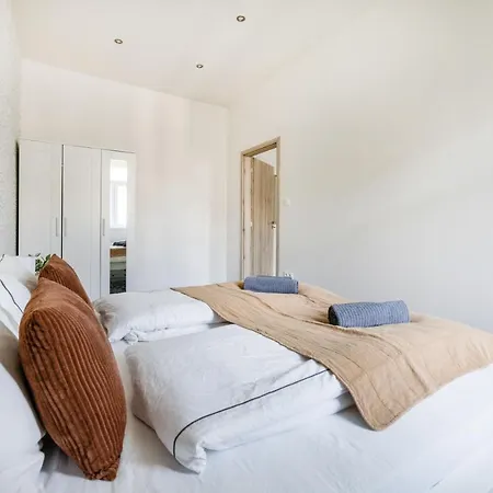 Casadeco Inspired Minimalist W/ New York Cafe Views