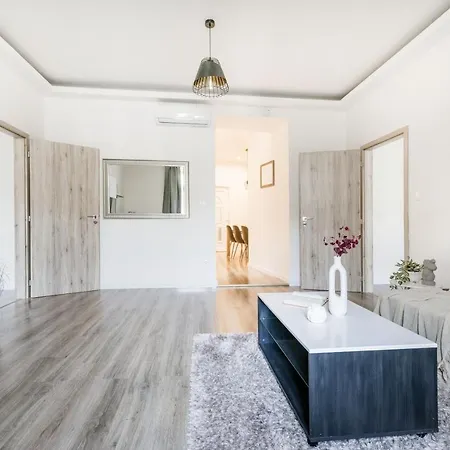 Casadeco Inspired Minimalist W/ New York Cafe Views * Budapest