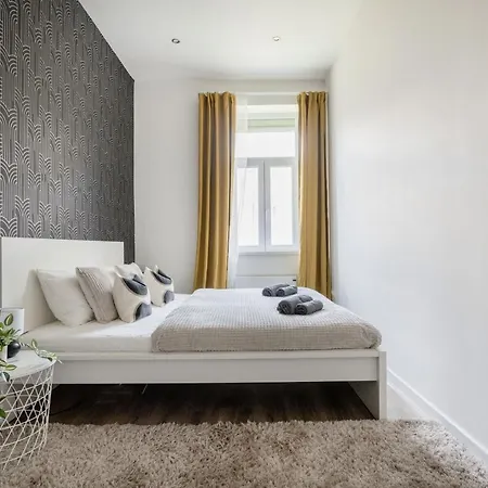Casadeco Inspired Minimalist W/ New York Cafe Views