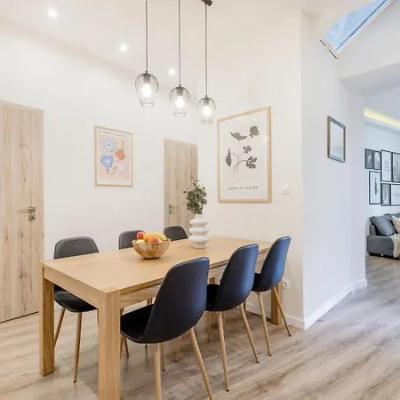 Casadeco Inspired Minimalist W/ New York Cafe Views Apartment *